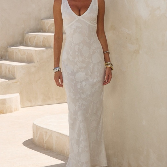 Runaway The Label Dresses & Skirts - Sleeveless White Floral Lace V-Neck Bridal Gown